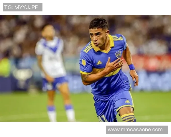 蓝色衣服的足球明星是谁他在赛场上的表现如何影响了球队的成绩